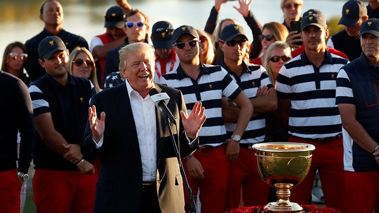 Trump dedica un trofeo de golf a las víctimas del huracán María en Puerto Rico (VIDEO)