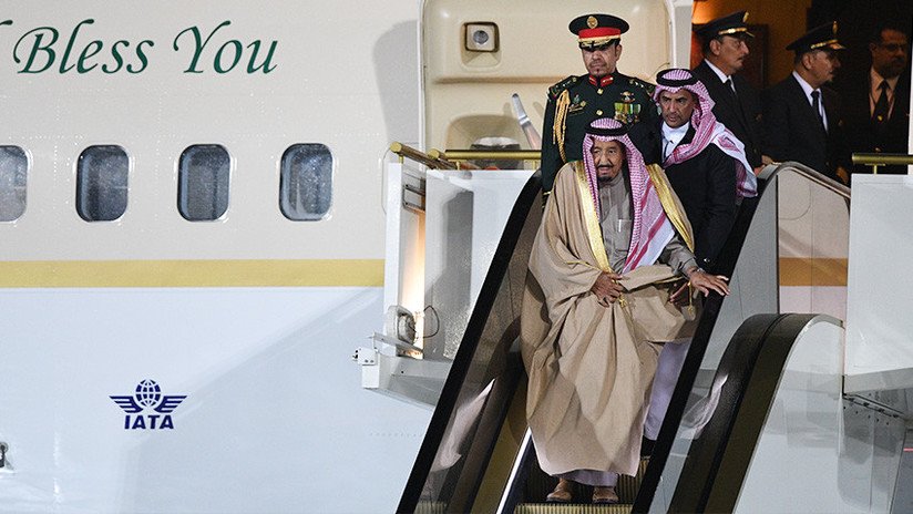 VIDEO: El rey de Arabia Saudita sufre un incidente al bajar del avión durante su visita a Moscú
