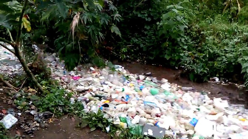 El impresionante río de basura que corre por un pueblo de Guatemala (VIDEO)