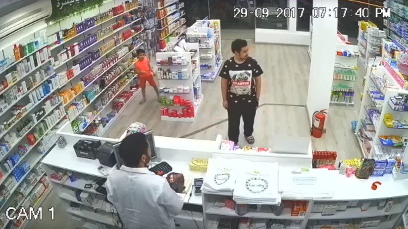 Un niño ladrón profesional demuestra la técnica para robar que le enseñó este hombre
