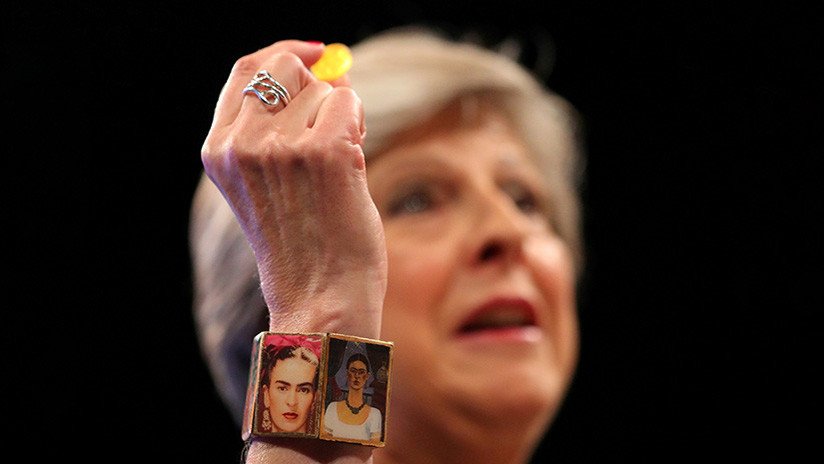 ¿Por qué Theresa May lució un brazalete de Frida Kahlo en el congreso del partido conservador?