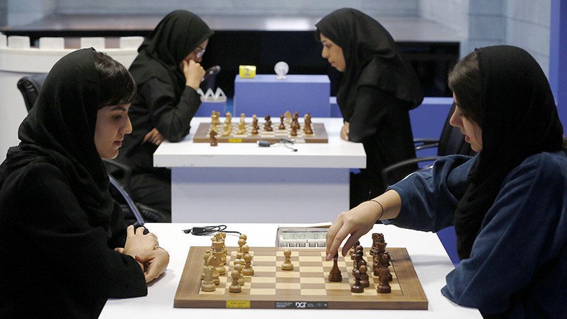 Ajedrecista expulsada de la selección iraní por no llevar un hiyab se une al equipo de EE.UU.