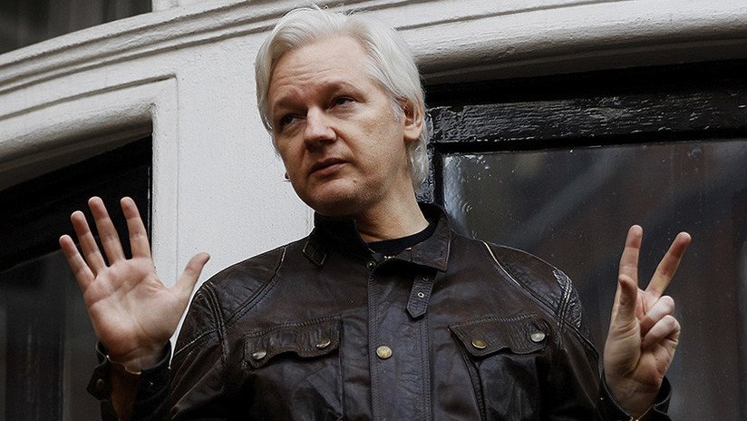 Culpar a Rusia: Assange 'enseña' cómo se debe trabajar para ser un periodista occidental en 2017