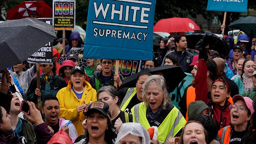 VIDEO, FOTO: Nacionalistas blancos marchan por Charlottesville semanas después del atropello masivo