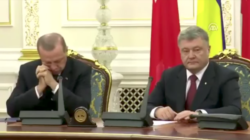 Video: Erdogan se queda dormido durante una conferencia de prensa con Poroshenko