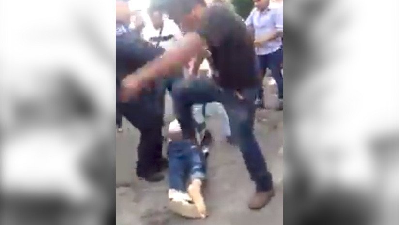 VIDEO FUERTE: Entre varios golpean salvajemente a un hombre en un mercado popular mexicano 