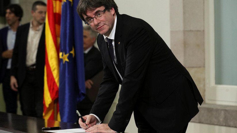 Puigdemont firma la declaración de independencia pero la deja en suspenso