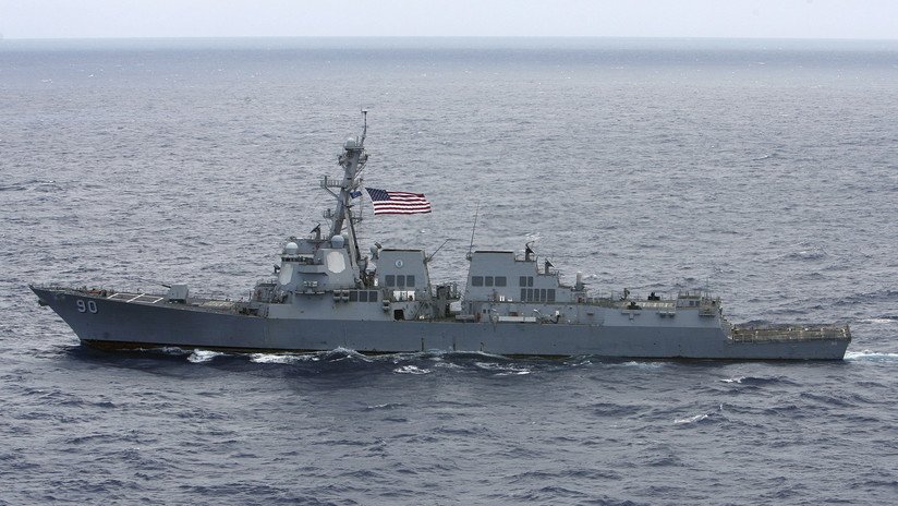 Un destructor de EE.UU. desafía las "reclamaciones excesivas" de Pekín en el mar de China Meridional