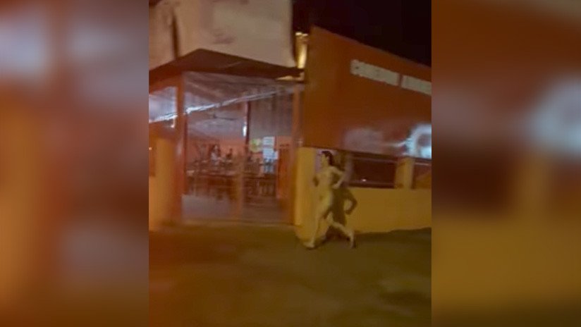 Video picante: Una joven paraguaya corre desnuda tras el novio que se llevó su celular