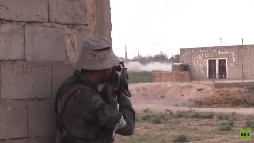 VIDEO: Reportero de RT, en pleno combate con el Estado Islámico en Siria 