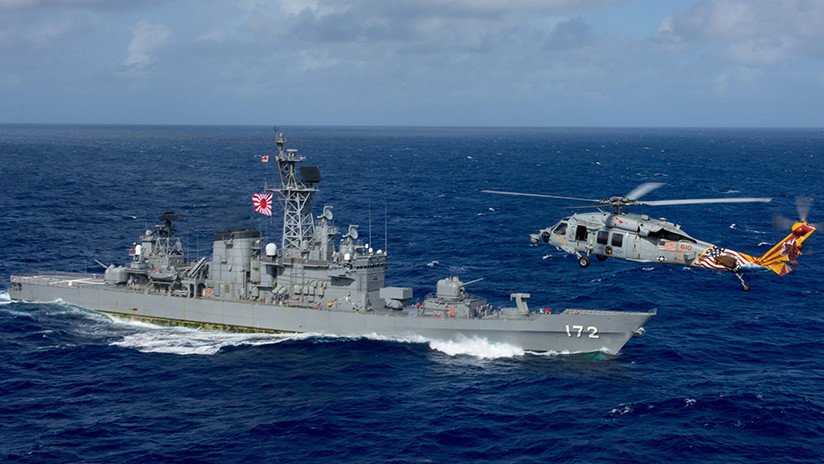 El portaviones USS Ronald Reagan hace ejercicios con buques japoneses antes de dirigirse a Corea