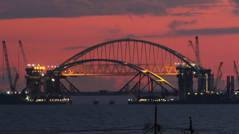 Elevan el arco de carretera del puente que conectará Crimea con el resto de Rusia