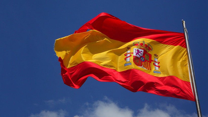 ¿Qué es lo que tapa esta gran bandera de España? Varios tuiteros tienen la (misma) respuesta (FOTOS)