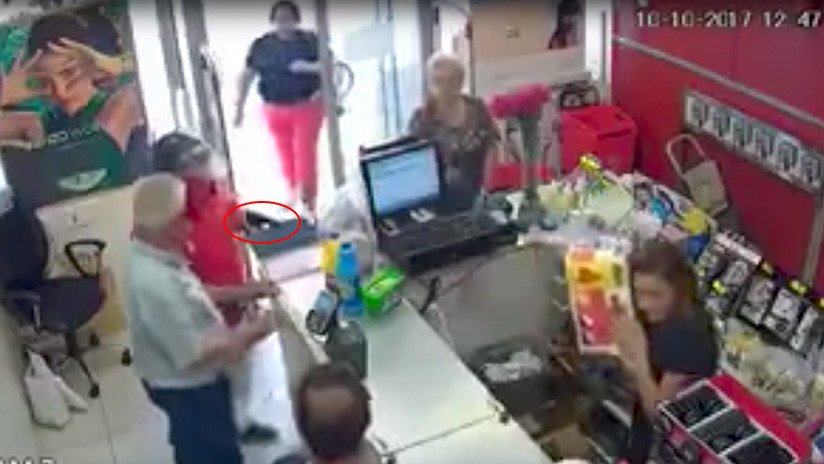 VIDEO: Una mujer colombiana detiene un atraco en España golpeando al asaltante con su bolso