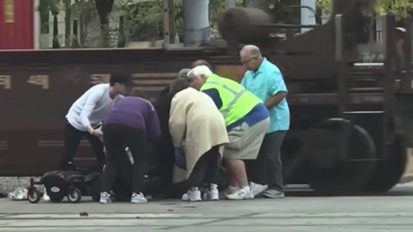 VIDEO: Salvan a un minusválido en el último segundo antes de ser arrollado por un tren
