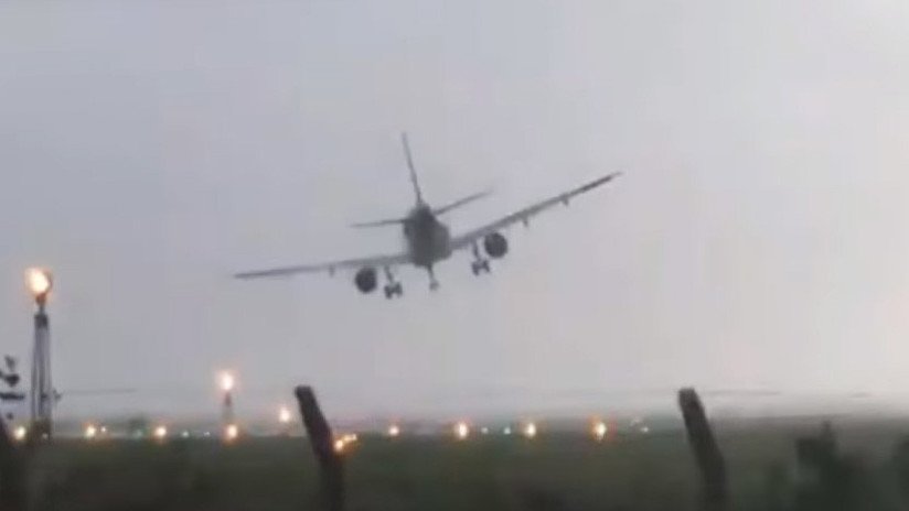 VIDEO: El escalofriante aterrizaje de un avión sacudido por el huracán Ophelia