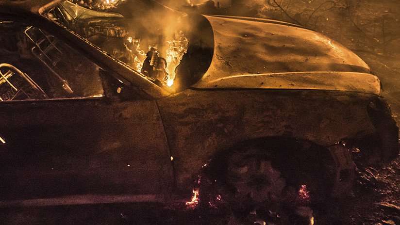 VIDEO: Escapa de un auto en llamas y toma un taxi tras dejar a su compañera quemándose 