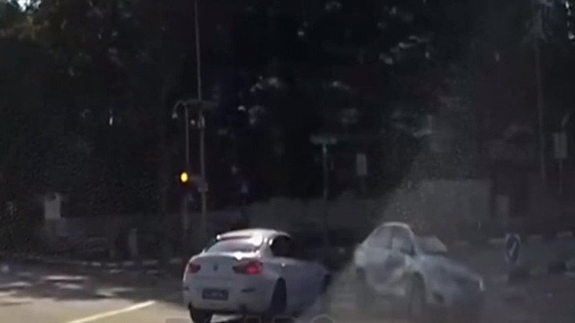 VIDEO: Una cámara registra un incomprensible choque con un 'coche fantasma' en Singapur