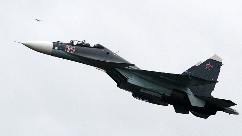 VIDEO: El momento exacto en que un caza ruso Su-30SM destruye un buque