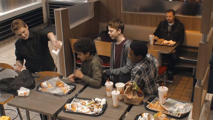 VIDEO: Burger King envía un fuerte mensaje antiacoso con una hamburguesa despedazada