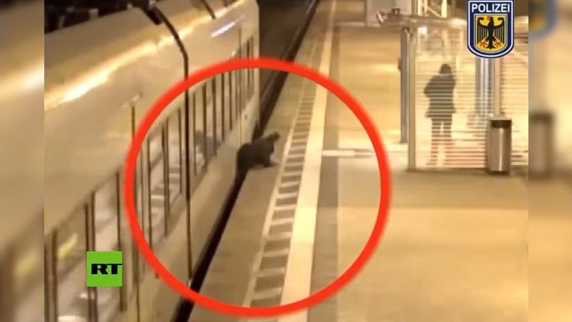 Video: Un hombre evita de milagro morir atropellado por un tren