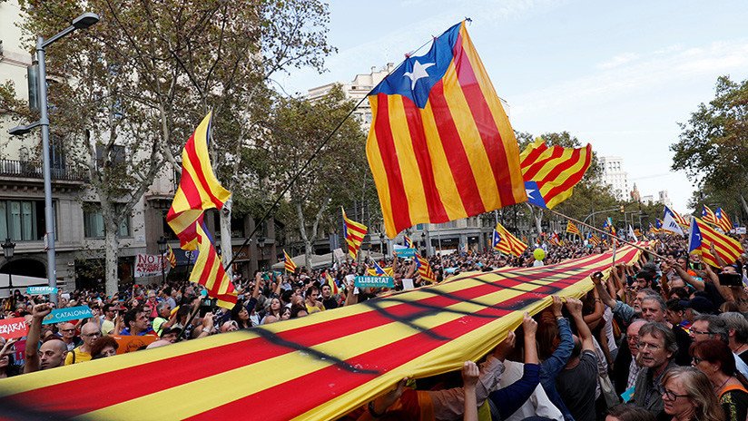 450.000 de personas protestan en Barcelona tras el anuncio del cese del Gobierno catalán