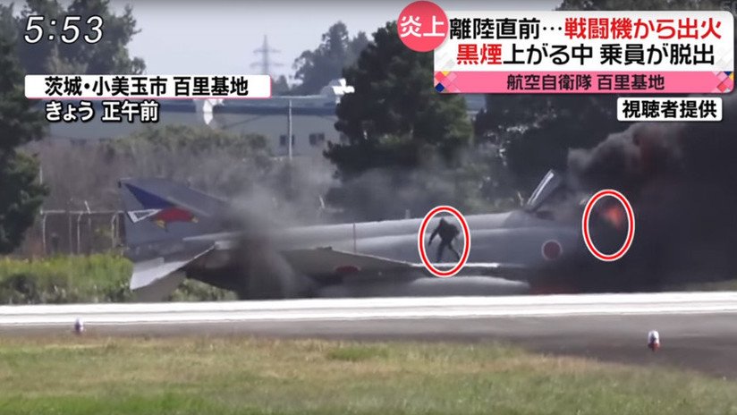 VIDEO: El dramático momento en que dos pilotos japoneses escapan de un caza en llamas