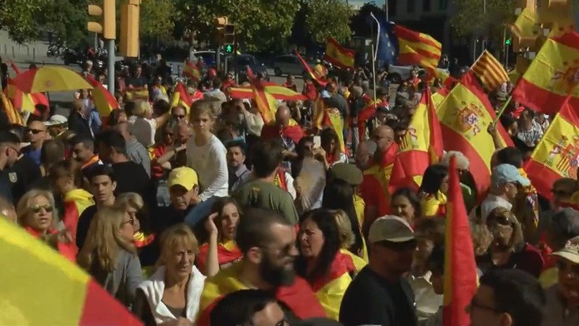 Una marcha por la unidad de España discurre por Barcelona