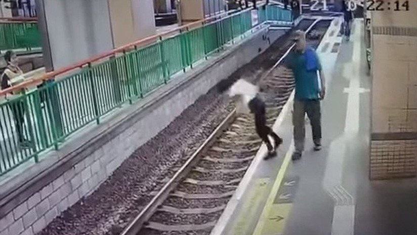 Un hombre empuja a una limpiadora a las vías del tren y sigue su camino como si nada (VIDEO)