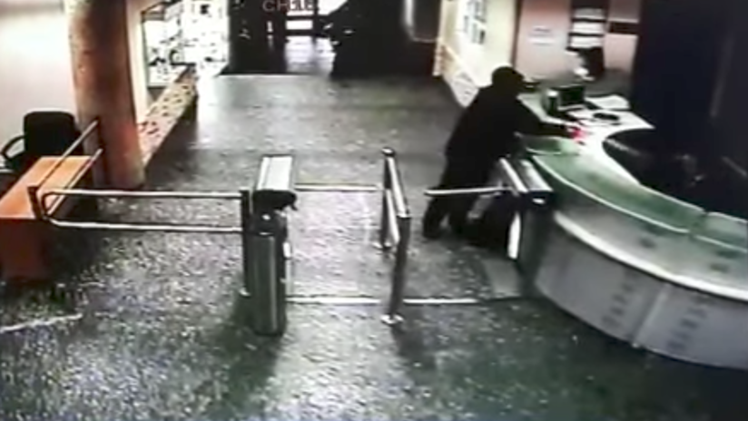 Instantes antes del crimen: graban al hombre que apuñaló a una periodista en Moscú (VIDEO) 