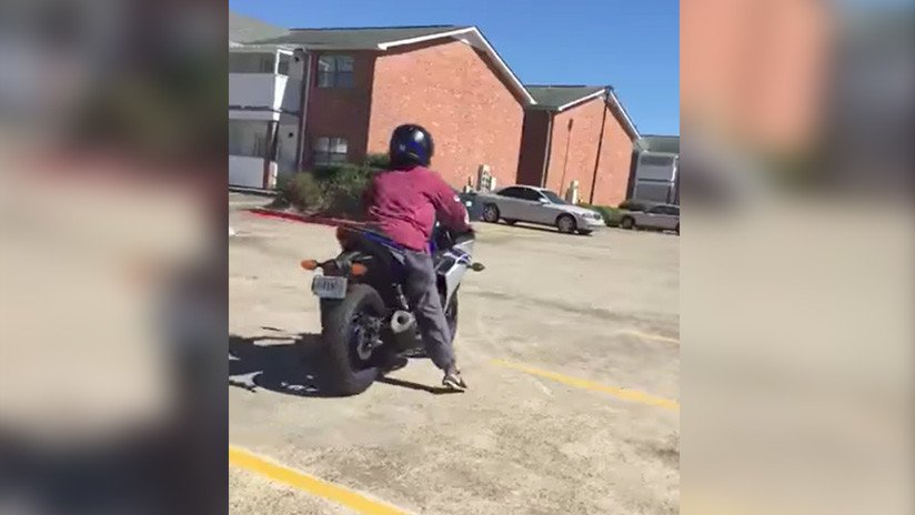 ¡Qué duro es aprender! Una mujer se estrella contra un auto estacionado (VIDEO)