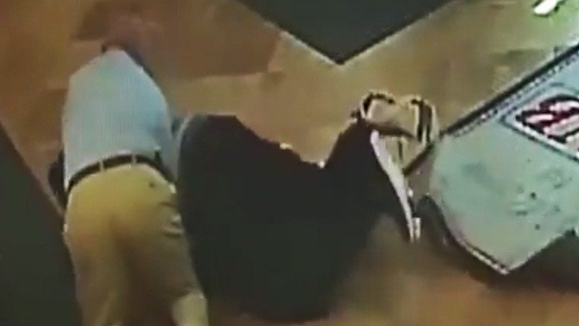 Video impresionante: Un cliente impide un robo a mano armada en un banco