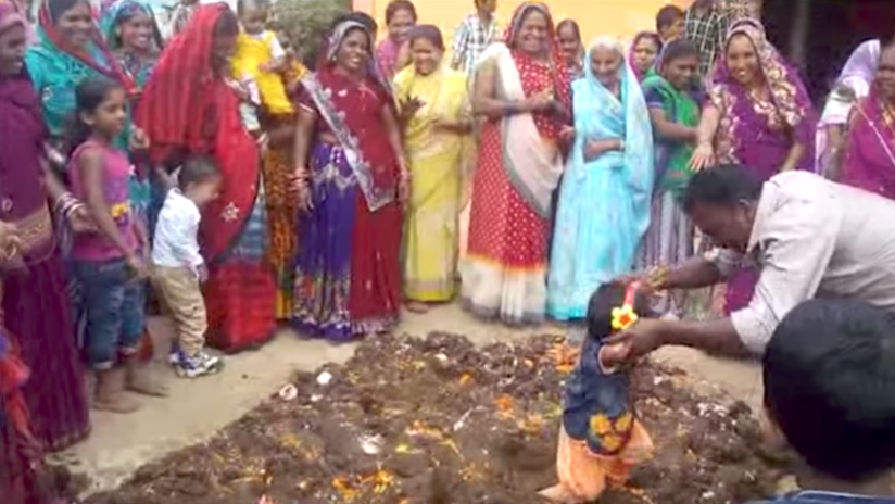 VIDEO: Insólito ritual indio en el que se revuelca a los niños por estiércol