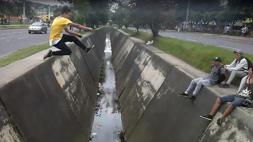 'Parkour' a la colombiana: se viraliza la 'acrobacia' de un joven sobre un canal en Bogotá (VIDEO)