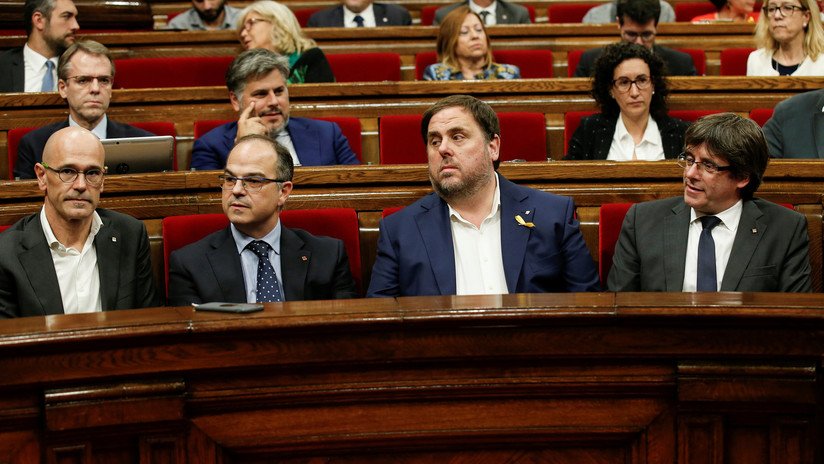VIDEO: Puigdemont se reúne con los diputados en el pleno de parlamento catalán
