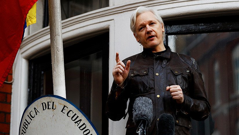 "Transparencia": Assange insta a Twitter a difundir publicidad de RT y otros medios para comparar