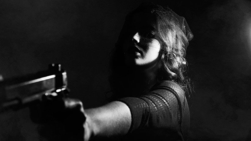 La delincuente de la pistola púrpura que encendió las redes por su atractivo (FOTO)