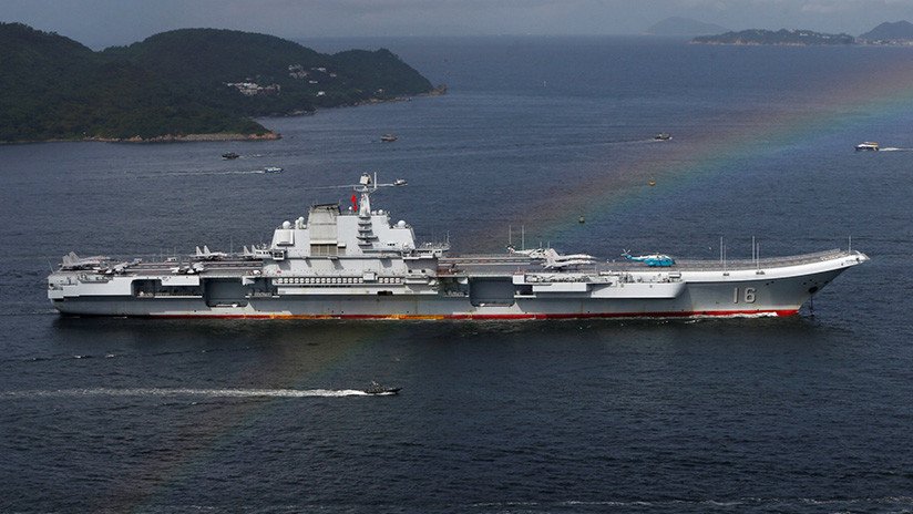 FOTO: Crean en China una enorme réplica del portaaviones Liaoning para "educación patriótica"