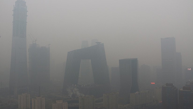 Imágenes apocalípticas desde China, donde el 'smog' envuelve ciudades y paraliza autopistas