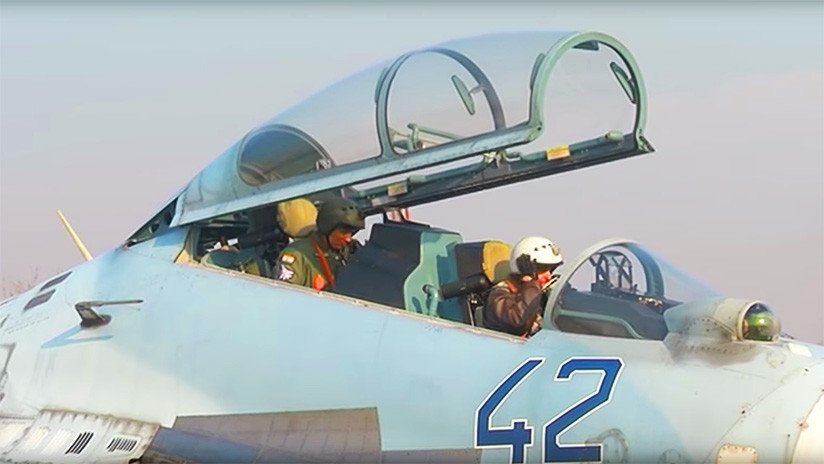 Pilotos rusos e indios vuelan juntos por primera vez cazas Su-30 en ejercicios conjuntos (VIDEO)