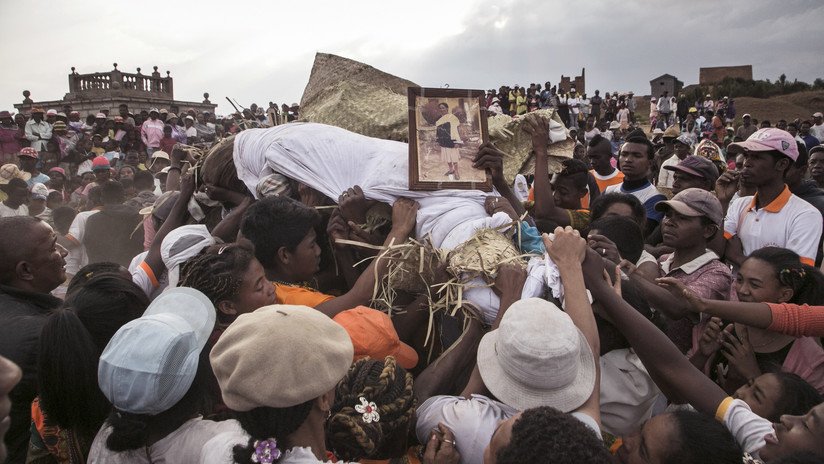 El Gobierno de Madagascar prohíbe bailar con muertos por un brote de peste (VIDEO, FOTOS)