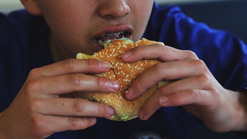 Científicos revelan por qué es peligroso comer solo