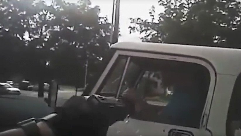 'Duro de matar': Un delincuente es abatido tras atacar brutalmente a un policía (FUERTE VIDEO)
