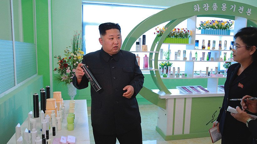 De misiles a esmaltes para uñas: Kim Jong-un visita una fábrica de cosméticos con su esposa (Fotos)
