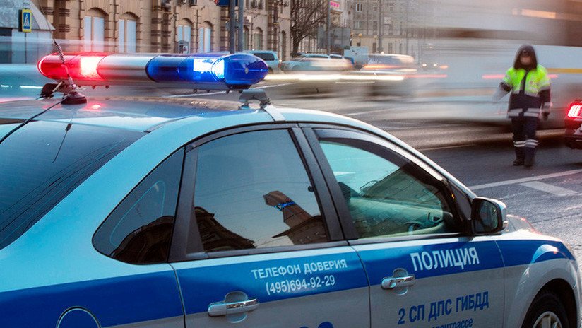 Video: Un coche policial bloquea el tráfico para abrir paso a un anciano que cruzaba una carretera