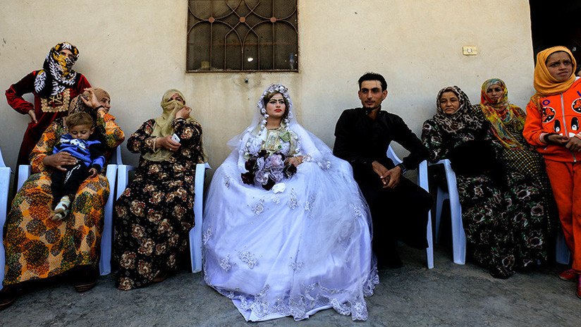 "Saboreamos la vida de nuevo": Primera boda en Raqa tras la expulsión del Estado Islámico (FOTOS)