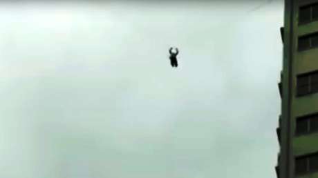 Aprendiz de 'Spiderman': Escapa de la factura del hotel por un cable telefónico 