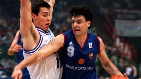 FOTO: Ex jugador internacional de baloncesto arrastrado por la policía en el referéndum catalán 