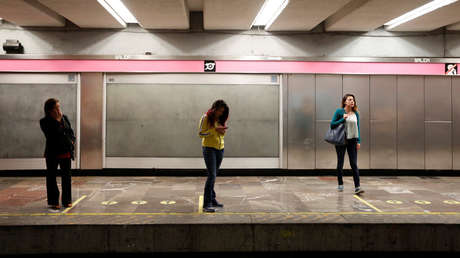 FUERTES IMÁGENES: Un esquizofrénico empuja a una mujer a las vías del metro en la Ciudad de México