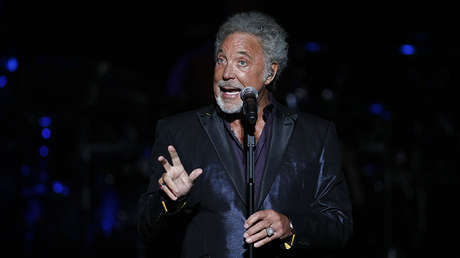 Explota la 'Sex Bomb': El cantante Tom Jones revela que sufrió acoso sexual (VIDEO)